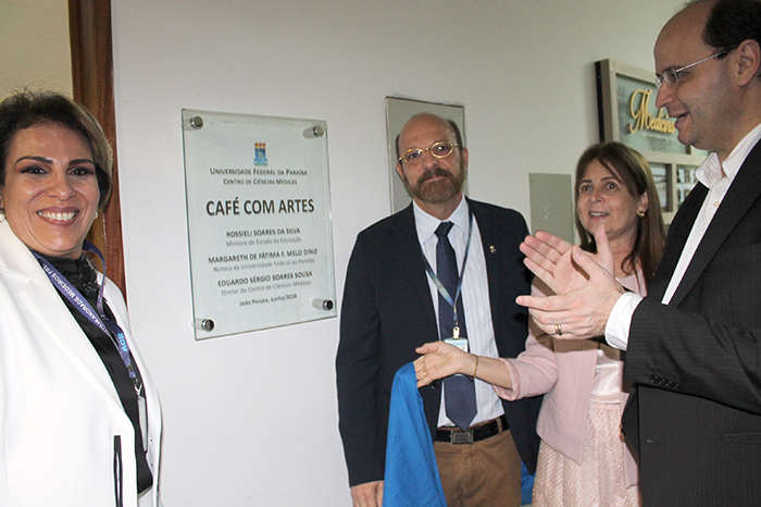 Ministro da educação inaugura Café com Arte