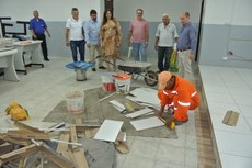 Professor João Euclides, Diretor do CCS e seus assessores, vistoriando as obras de reformas no Centro de Ciências da Saúde.   Imagens Weltorres