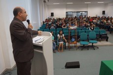 Professor Dr. João Euclides Braga, Diretor do CCS/UFPB,  na solenidade de acolhimento aos calouros   -        

Imagem Weltorres
