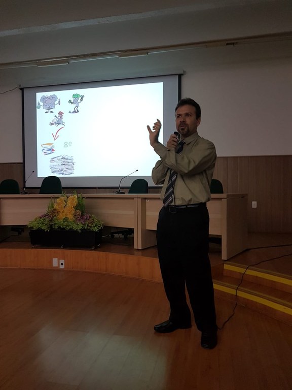 Diretor de PI da UFPB proferindo sua palestra.