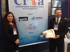 A coordenadora do CRIA, Ana Karla (IFAL), deu as boas-vindas ao Prof. Dr. Cleverton R. Fernandes.