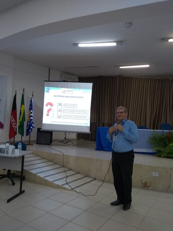 Prof. Petrônio ministrando palestra.