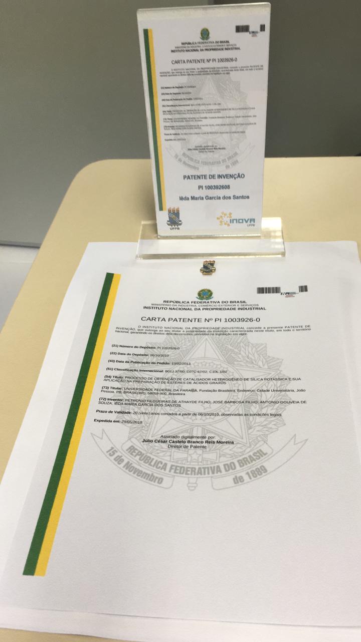 Troféu e certificado para a carta-patente de 2018.