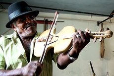 Mestre Luiz Paixão com rabeca do Mestre Antônio Merengue (Araújo Neto, 2014)