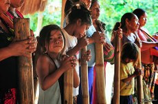 Bastões de Ritmo sendo utilizados por mulheres. 
(Foto: Museu de Arte Indígena-Curitiba¹)
