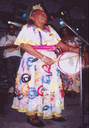 Dona Teté tocando a caixa de cacuriá
Retirado de (MELO, André Luis. Arte-educação e identidade cultural: um devir criança e o Cacuriá. Trabalho de Conclusão de Curso (Bacharelado em Educação Física). Universidade Estadual Paulista, Instituto de Biociências de Rio Claro. 2009. 51 f.)