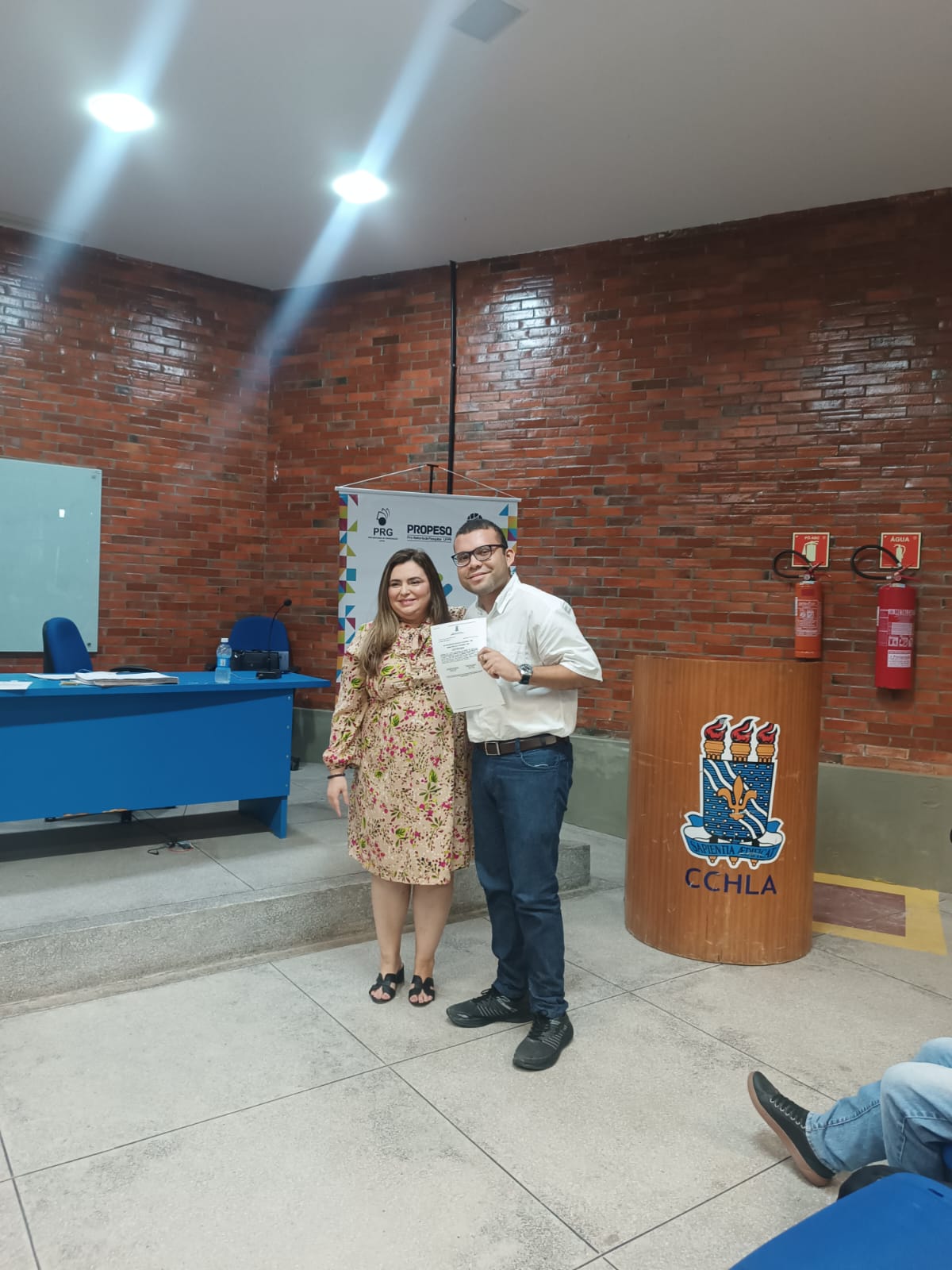 Monitor Emanuel Gomes recebendo sua premiação.