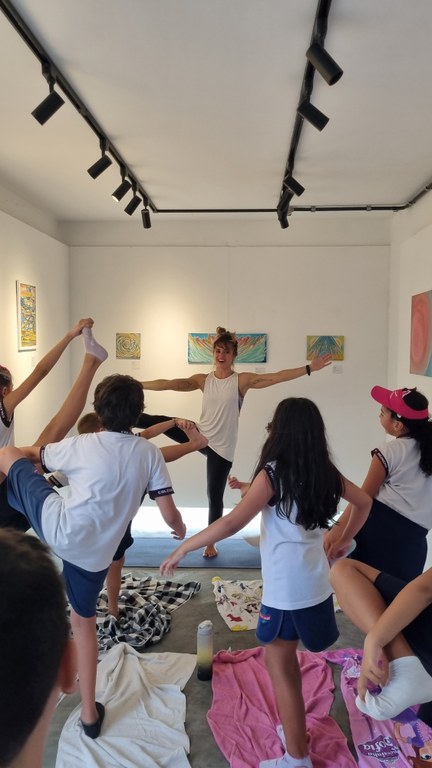 A artista plástica e professora Natalia Grego realizou aulas de ioga na área externa do museu.