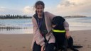 Ellen Fraser-Barbour precisa da cadela Inka para andar pelas ruas. Ela diz que já sofreu preconceito por ser cega e usar smartphones