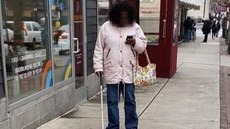 Foto de uma mulher carregando uma bengala de cego e olhando para o iPhone viralizou; usuários de redes sociais chegaram a duvidar que ela tivesse deficiência visual