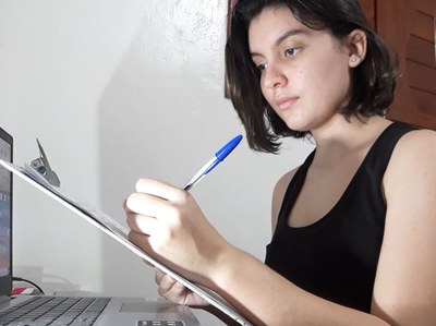 Extensionista Heloísa Araújo elaborando roteiro_Imagem cedida pela equipe