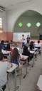 Na foto os extensionistas Emanuel Gomes e Manoella Morais apresentando aos alunos da Escola Estadual Argentina, no centro de João Pessoa.