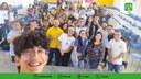 Alunos da ECIT João Roberto Borges de Souza estão posando para uma selfie com os extensionistas Emanuel Gomes e Guilherme Moreno, que apresentaram a palestra "O Impacto dos REEs" com o apoio da Professora e vice coordenadora do curso de Engenharia Ambiental Elisangela Rocha. 