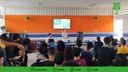 Na foto, os extensionistas Emanuel Gomes e Guilherme Moreno, com o apoio da Professora e vice coordenadora do curso de Engenharia Ambiental Elisangela Rocha, apresentam a palestra "O Impacto dos REEs" para os alunos da ECIT João Roberto Borges de Souza, enquanto os alunos prestam atenção e interagem com a apresentação. 