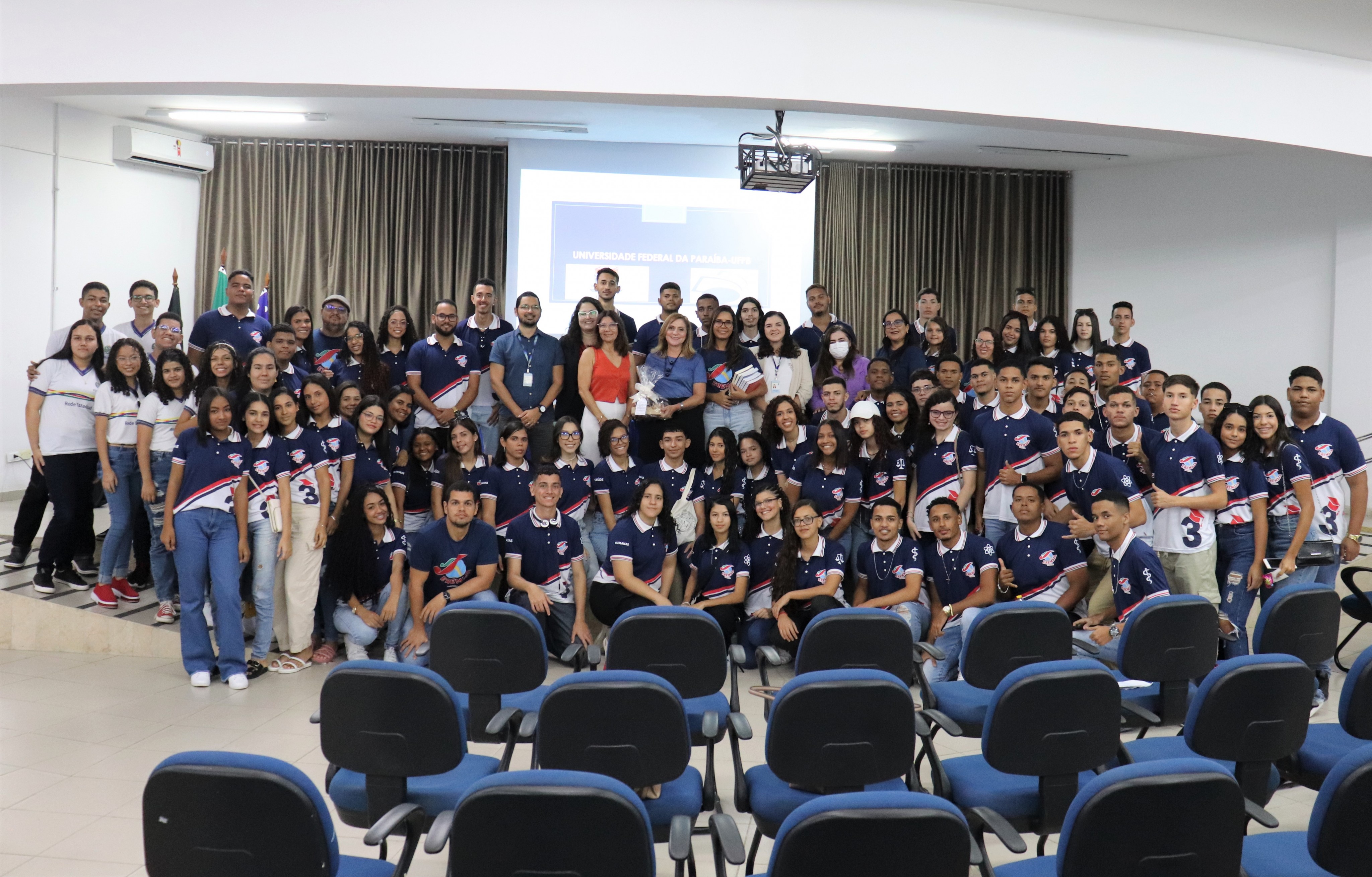 ALUNOS DE ESCOLA ESTADUAL DE PERNAMBUCO, DA CIDADE DE TIMBAÚBA, VISITAM UFPB