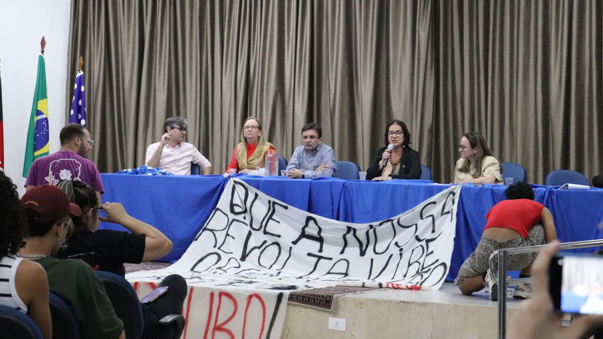Estudantes realizam manifestação na UFPB e são recebidos pela administração central Estudantes realizam manifestação na UFPB e são recebidos pela administração central