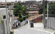 Para moradora da Comunidade Santa Clara, no Castelo Branco I, além de alimentos, são necessários suportes como fogão, panelas, gás de cozinha e água potável. Foto: Deise Nascimento