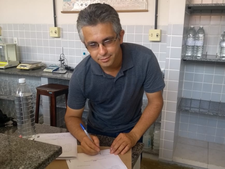 Laboratório da UFPB entrega álcool, sabonete líquido e luvas para catadores de recicláveis