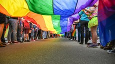 Violências verbais e não-verbais revelam desprezo, hostilidade, depreciação ou discriminação devido às práticas sexuais dos LGBQs . Foto: Pinterest/Reprodução