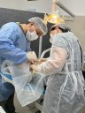 professores Tânia Lemos e Danilo Batista realizam bichectomia em paciente na UFPB