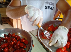 Iniciativa ensina presos de Solânea, no Agreste da Paraíba, a produzir conservas e molhos de pimenta mais baratos do que os encontrados no mercado e sem agrotóxico. Foto: Sérgio Siddiney