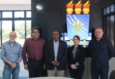 Na imagem, o professor Wondwossen Gebreyes (centro), da Universidade Estadual de Ohio, uma das principais parceiras da UFPB no programa, em reunião de trabalho no final do ano passado, no campus I, em João Pessoa. Foto: Lucas Freitas