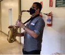 Músico leva música a pacientes e colaboradores do HULW